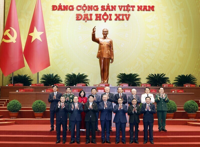 The General Secretary and members of the Politburo of the 13th term pose for a commemorative photo. Photo: VNA