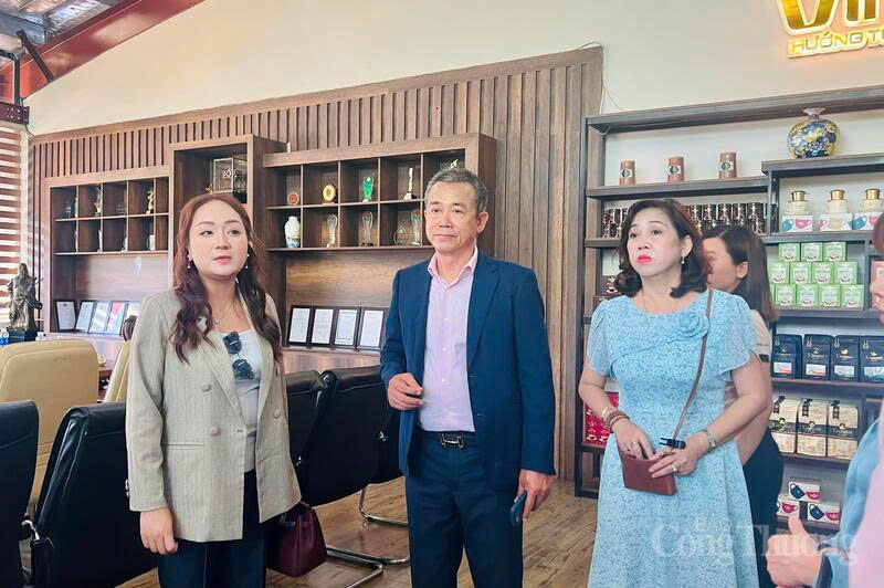 Thai Nhu Hiep exchanges views with a Japanese business delegation at Vinh Hiep’s processing facility. Photo: Hien Mai