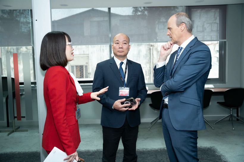 Leaders of the two entities hold a sideline discussion at the signing ceremony (Photo: Vietrade).