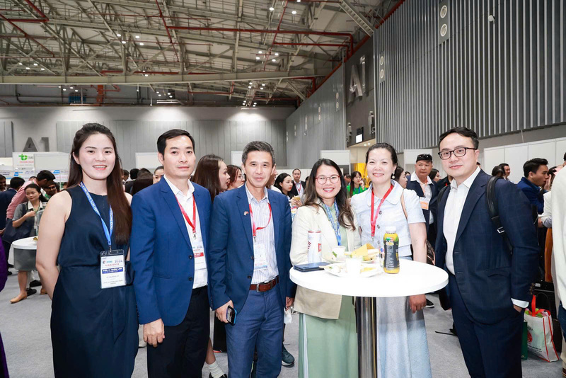 Trade counsellors and heads of Vietnam Trade Offices overseas lead delegations of partner enterprises to attend a series of international goods supply chain connectivity events. Photo: Hung Do