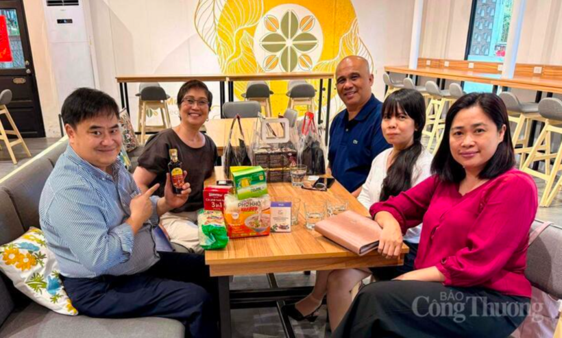 Trade Counsellor Le Phu Cuong (left) meets and promotes Vietnamese products to distributors in the Philippines.