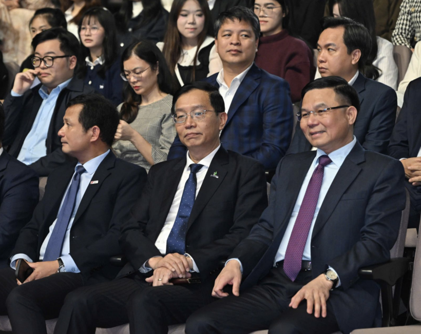Le Manh Hung, Member of the Party Central Committee, Secretary of the Party Committee and Acting Minister of Industry and Trade, attends the program.
