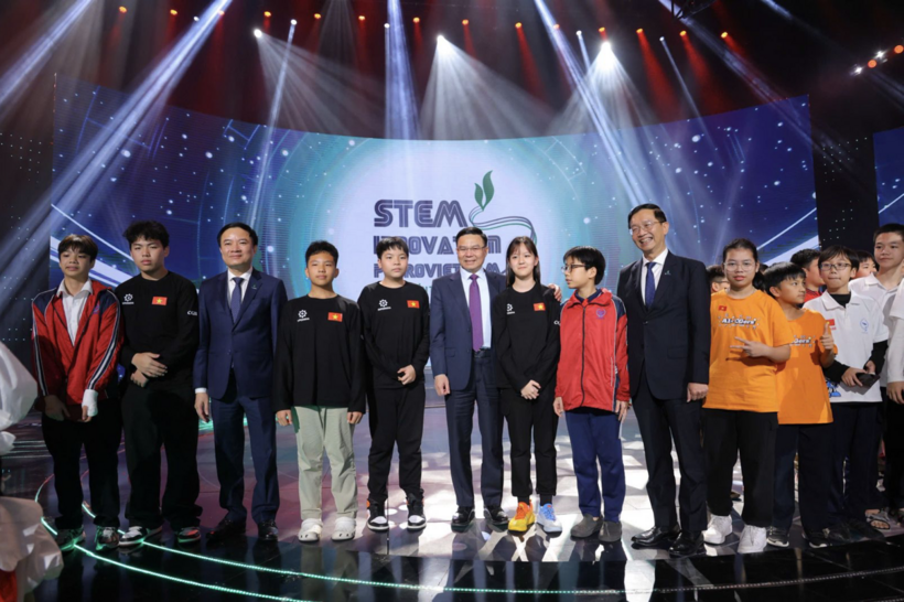 Le Manh Hung, Member of the Party Central Committee, Secretary of the Party Committee and Acting Minister of Industry and Trade, together with leaders of Petrovietnam, poses for a group photo with students and university learners.