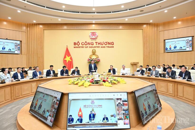 Acting Minister of Industry and Trade Le Manh Hung chairs a meeting with energy groups and local representatives on implementing power supply solutions and tasks.