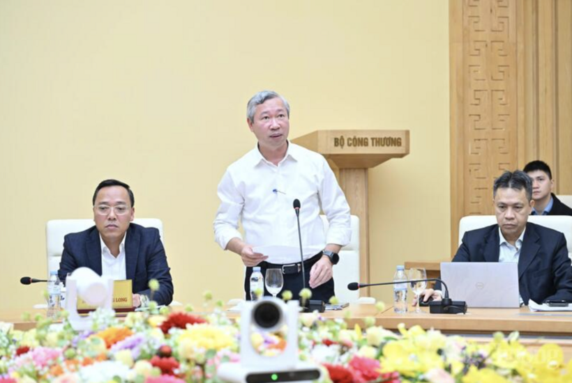 Director General of the Electricity Regulatory Authority Pham Nguyen Hung reports at the conference.