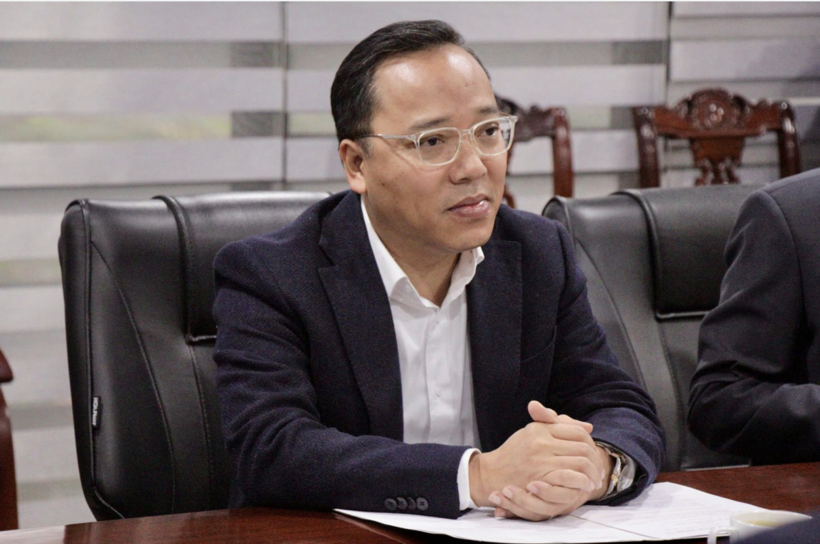 Deputy Minister Nguyen Hoang Long chairs the meeting.