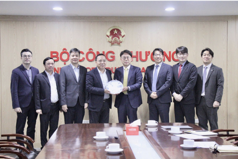 Delegates pose for a group photo.