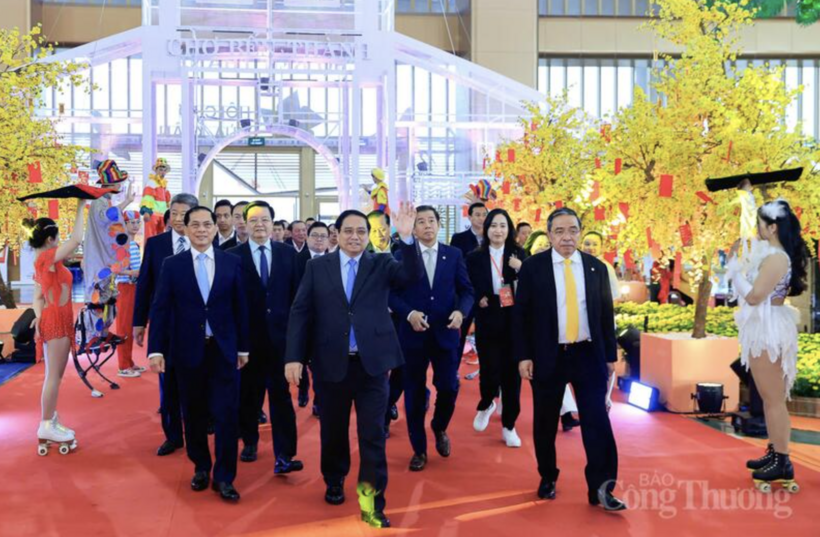 Prime Minister Pham Minh Chinh underscored that the inaugural Spring Fair 2026 stands as the most vivid testament to the spirit of “a facilitating State, pioneering enterprises, public–private partnership, a prosperous nation, and a happy people.” (Photo: Nam Nguyen)