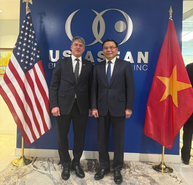 Acting Minister Le Manh Hung and Ambassador Brian McFeeters, President and CEO of the US - ASEAN Business Council (USABC)