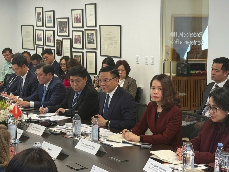 Acting Minister Le Manh Hung exchanges views with US enterprises at the roundtable
