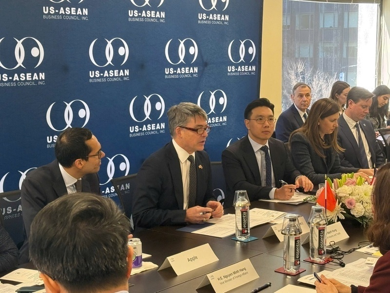 Representatives of enterprises from the US - ASEAN Business Council (USABC) speak at the roundtable
