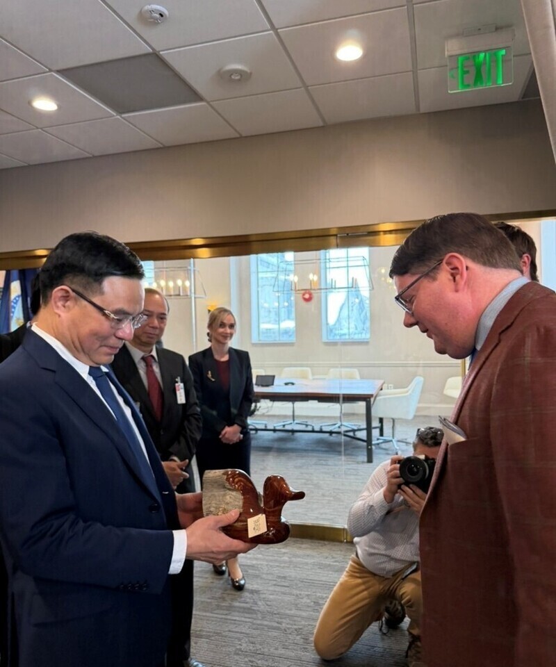 Deputy Secretary Stephen Vaden expresses interest in issues such as fruit market access, animal and plant quarantine, and procedures for the registration of biotechnology products.