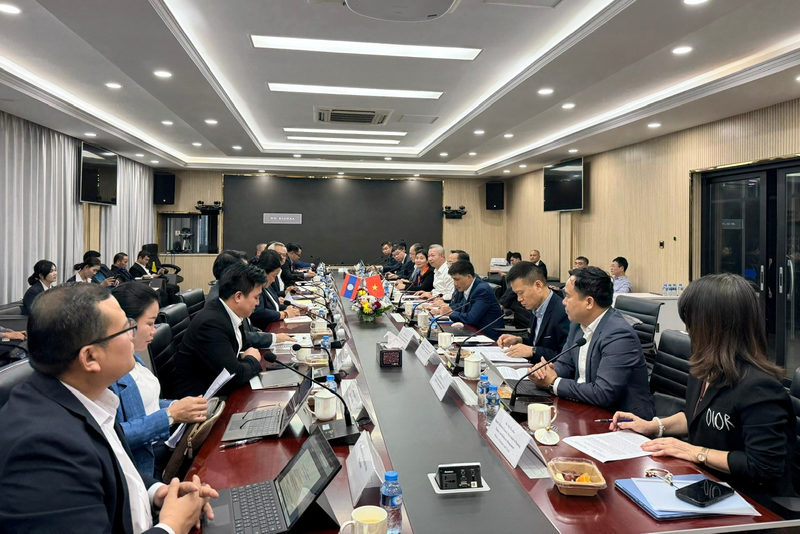 An overview of the meeting between Deputy Minister Nguyen Hoang Long and the Lao Deputy Minister of Industry and Commerce.