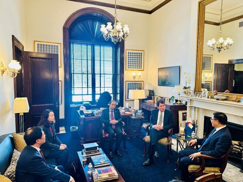The working session between Acting Minister Le Manh Hung and US Senator Bill Hagerty.