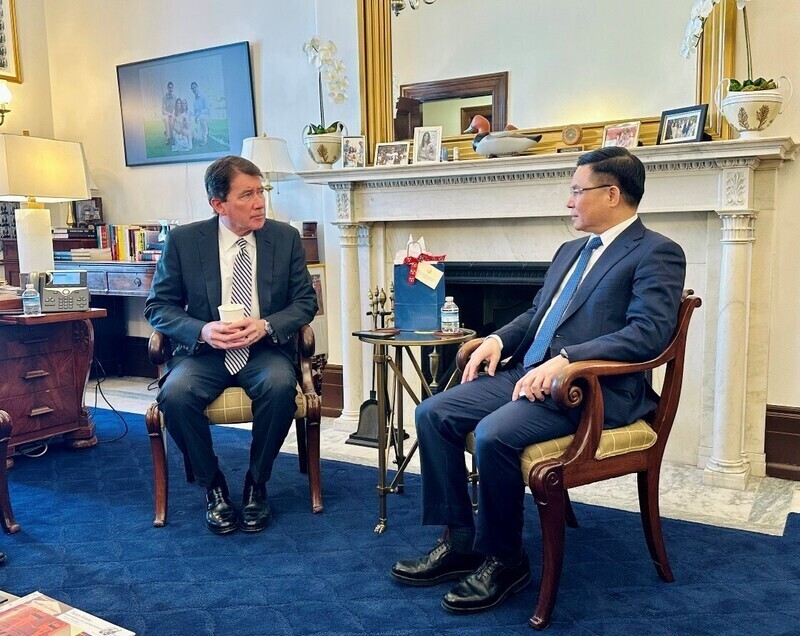 Acting Minister Le Manh Hung in talks with US Senator Bill Hagerty.