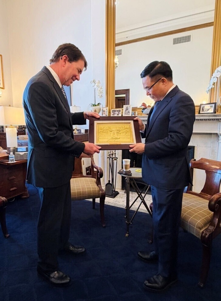Acting Minister of Industry and Trade Le Manh Hung also expresses his hope to strengthen linkages between major US corporations and Vietnamese enterprises, towards specific cooperation projects with greater depth and higher added value.
