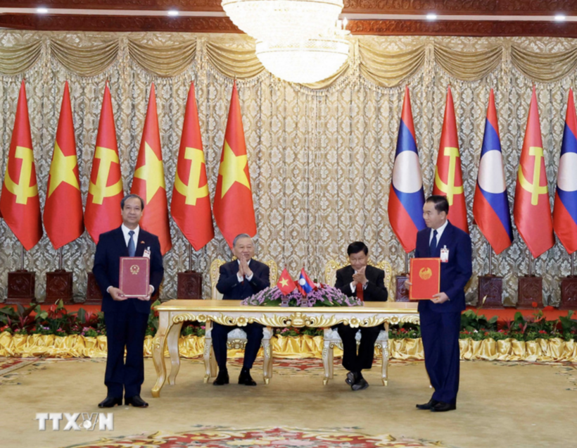 General Secretary To Lam and Lao General Secretary and President Thongloun Sisoulith witness the signing ceremony of a Memorandum of Understanding between Vietnam’s Ministry of Education and Training and Laos’ Ministry of Education and Sports. Photo: Thong Nhat/VNA