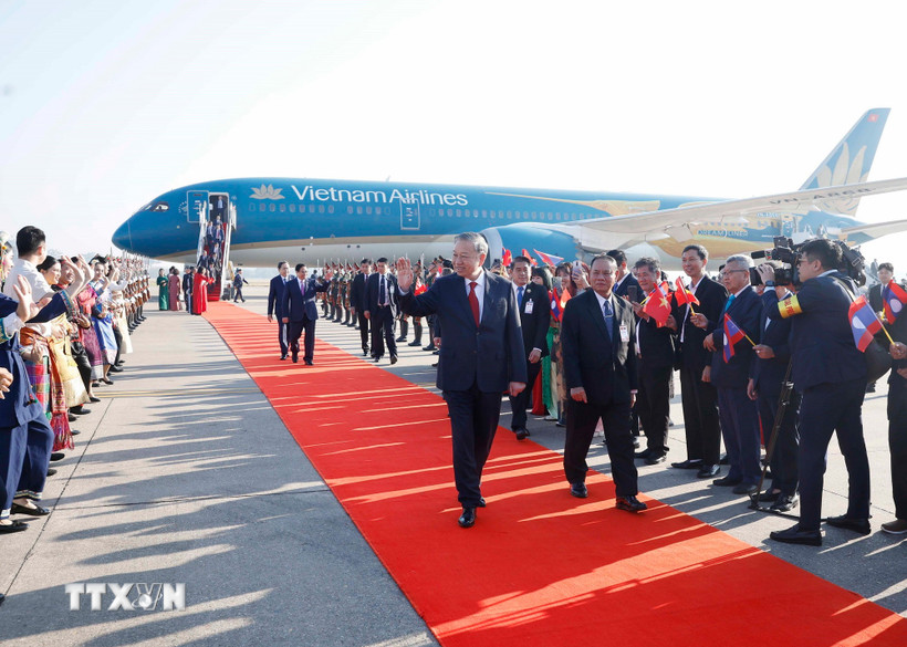 General Secretary To Lam arrives in Vientiane to begin a State visit to the Lao People's Democratic Republic. Photo: VNA