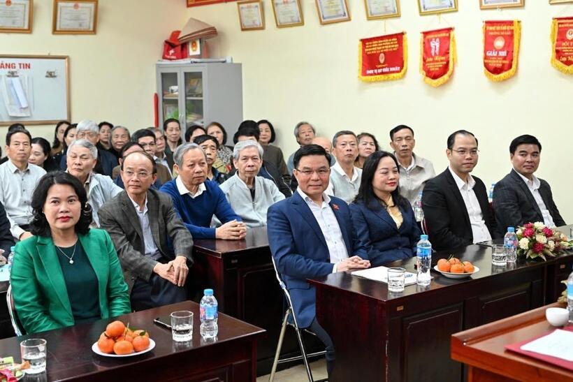 Party Committee Secretary of the Ministry of Industry and Trade and Acting Minister of Industry and Trade Le Manh Hung (fourth from the right) with candidates for the 16th National Assembly and People’s Councils at all levels for the 2026 - 2031 term.