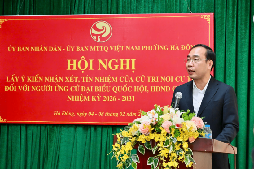 Tran Quang Huy, Director of the Department of Personnel and Organization under the Ministry of Industry and Trade deliveres remarks at the conference.