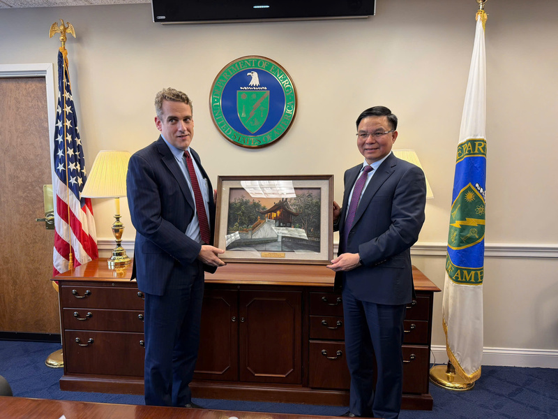 Acting Minister of Industry and Trade Le Manh Hung and US Assistant Secretary of Energy James Danly