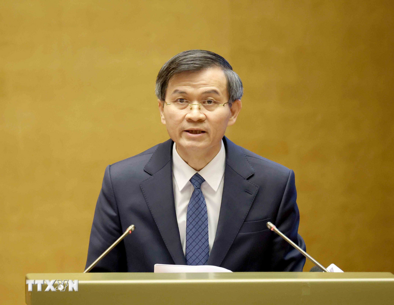 Politburo member and Director of the Ho Chi Minh National Academy of Politics Doan Minh Huan presents the thematic report titled “Outline for the Summary of 100 Years of the Party’s Leadership of the Vietnamese Revolution (1930 - 2030), Orientations for National Development Leadership in the Next 100 Years (2030 - 2130), and the Summary of 40 Years of Implementing the Platform for National Construction in the Transitional Period toward Socialism.” Photo: VNA