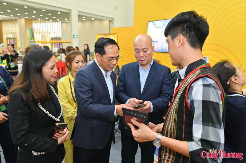 Deputy Prime Minister conducts shopping activities and completes online payment at an exhibition booth. Photo: Nam Nguyen.