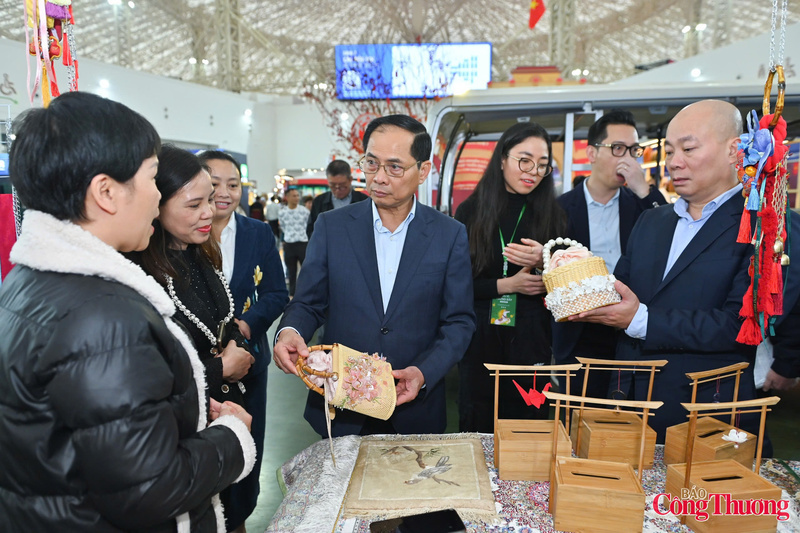 Deputy Prime Minister experiences the exhibition space of the First Glorious Spring Fair 2026. Photo: Nam Nguyen.