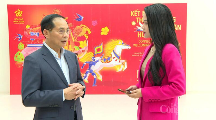 Deputy Prime Minister Bui Thanh Son during an exchange with reporters from the Newspaper of Industry and Trade.