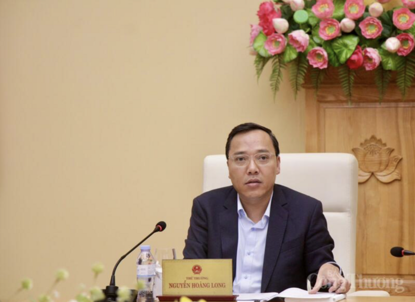 Deputy Minister of Industry and Trade Nguyen Hoang Long chairs the meeting.