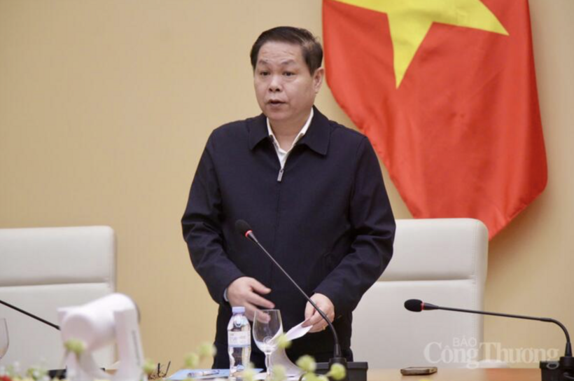 Deputy Director General of the Electricity Authority of Vietnam Tran Hoai Trang reports at the meeting.