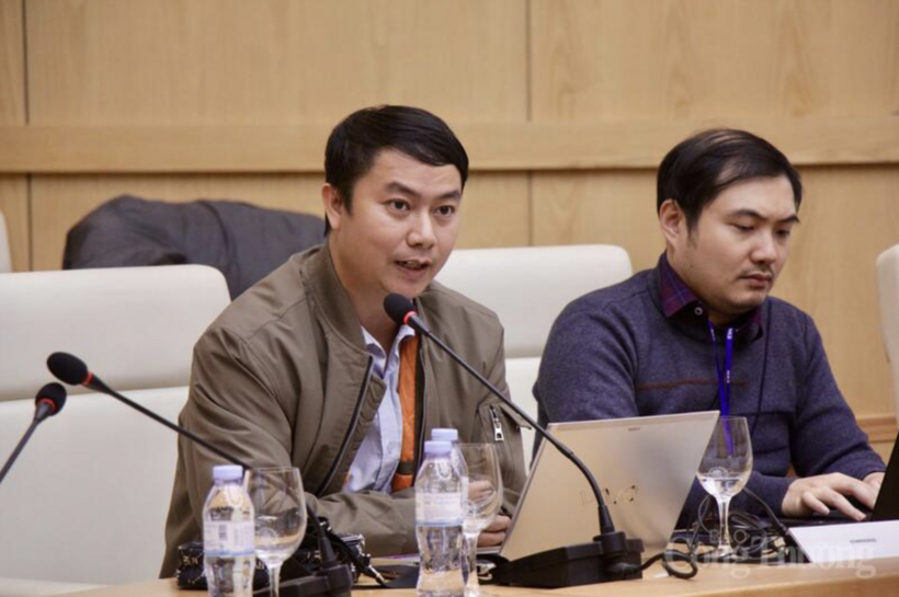 A representative of the Ministry of Agriculture and Environment speaks at the meeting.