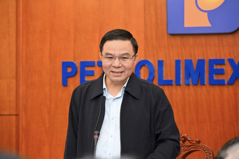 Acting Minister Le Manh Hung delivers remarks at the working session.