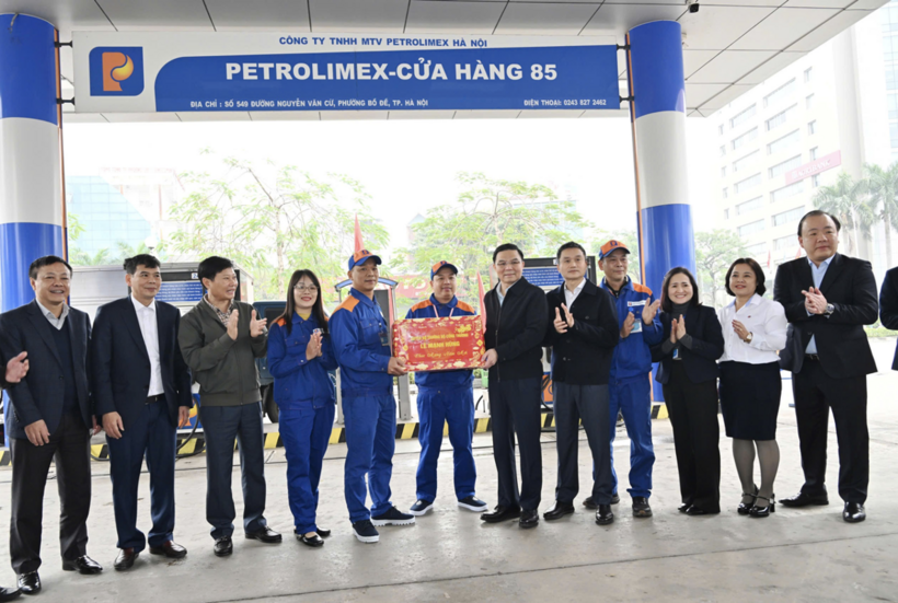 Acting Minister Le Manh Hung presents gifts to encourage Petrolimex staff and workers.