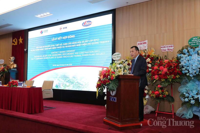 EVN Chairman of the Board of Members Dang Hoang An addresses at the signing ceremony.