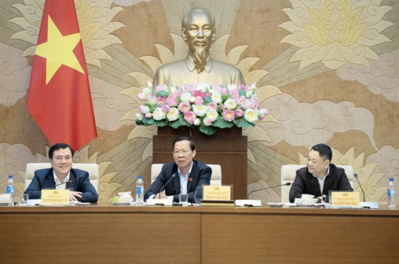 Phan Van Mai, Chairman of the Committee on Economic and Financial Affairs, Nguyen Ngoc Bao, Vice Chairman of the Committee on Economic and Financial Affairs, and Deputy Minister of Industry and Trade Nguyen Sinh Nhat Tan attend the conference.