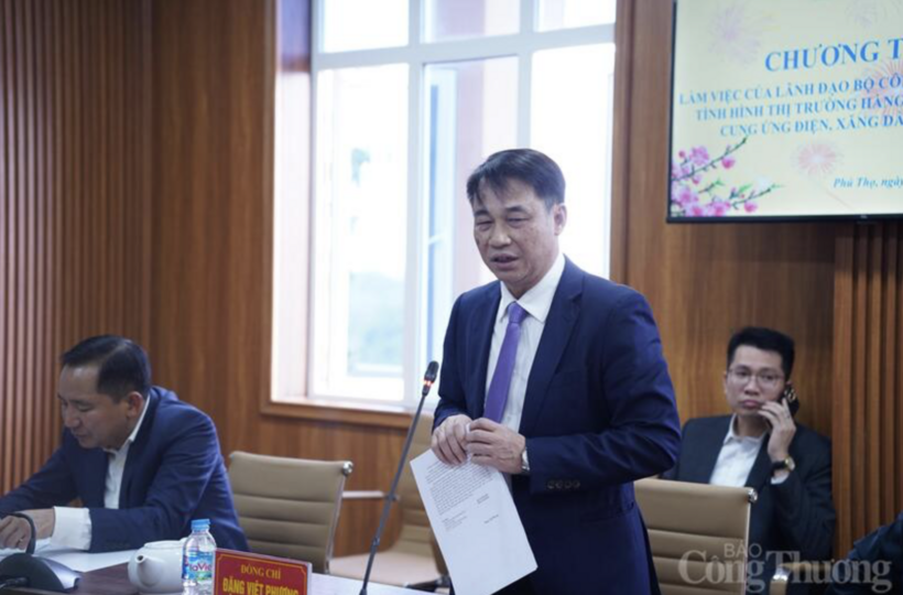 Dang Viet Phuong delivers a report at the working session.