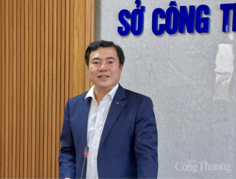 Deputy Minister Nguyen Sinh Nhat Tan speaks at the working session.