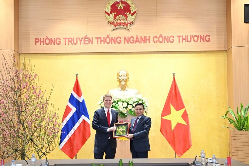 Le Manh Hung presents a commemorative token of appreciation to Asmund Aukrust