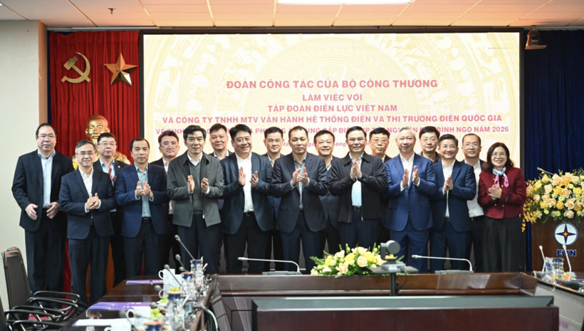 Acting Minister Le Manh Hung presents gifts to encourage officers and employees of Vietnam Electricity