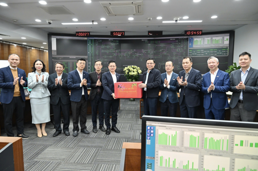 Acting Minister Le Manh Hung Presents Gifts to Encourage Officers and Employees of the National System and Market Operator (NSMO)