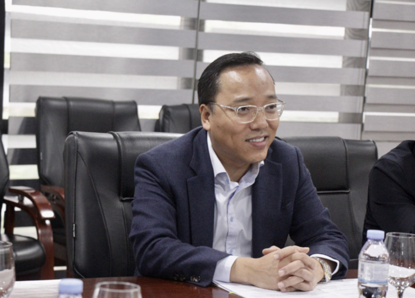 Nguyen Hoang Long, Deputy Minister of the Ministry of Industry and Trade of Vietnam, chairs the meeting.