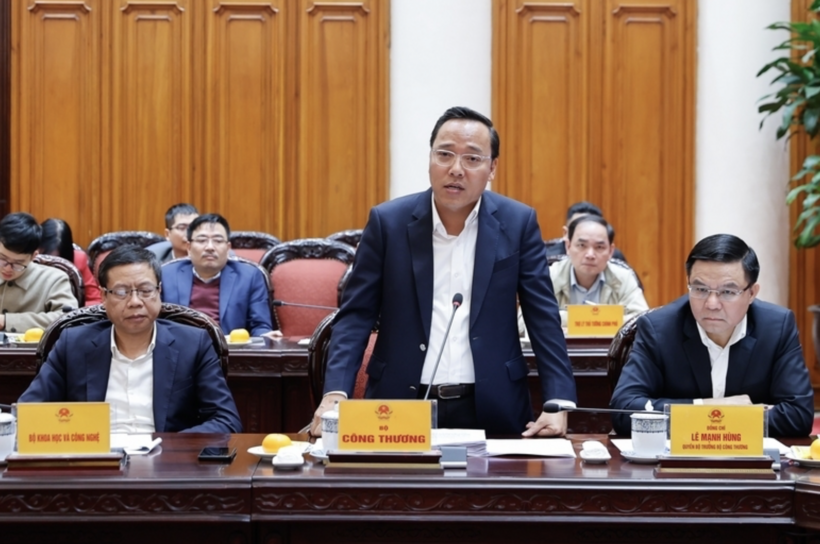 Nguyen Hoang Long, Deputy Minister of Industry and Trade, presents a report at the meeting. Photo: VGP