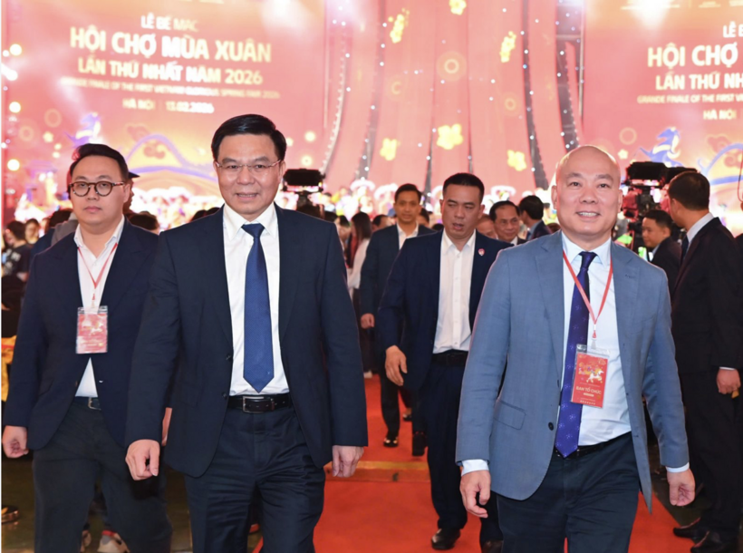 Acting Minister of Industry and Trade Le Manh Hung, Standing Deputy Head of the National Fair Steering Committee, attends the closing ceremony.