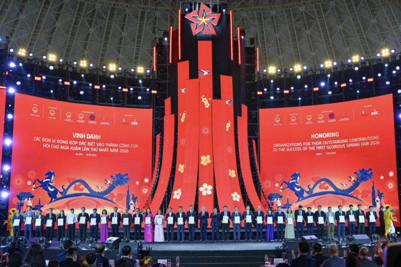 The Organizing Committee honors participating units, organizations, and enterprises at the fair.