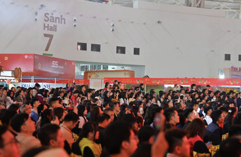 A large crowd of residents gathers to watch the closing ceremony of the Spring Fair 2026.