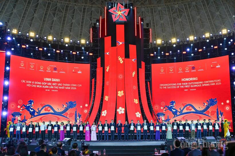 Honoring participating units, organizations and enterprises at the fair