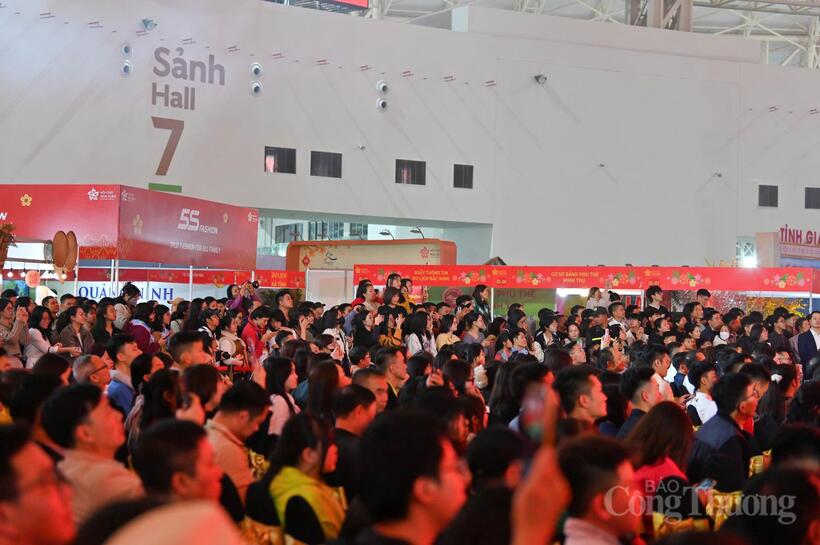 A large number of residents attend the closing ceremony of the First Glorious Spring Fair 2026