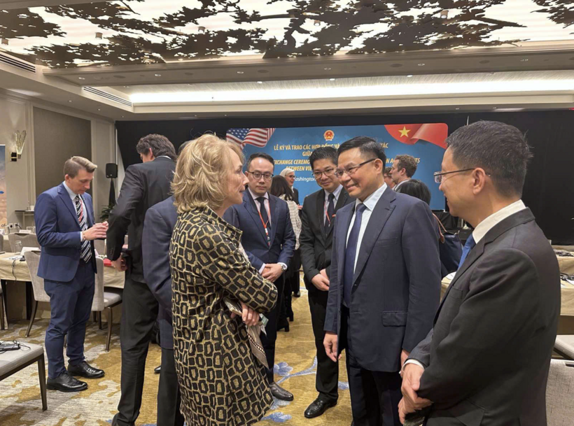 Acting Minister of Industry and Trade Le Manh Hung holds talks with Virginia Foote, Vice President of the American Chamber of Commerce (AmCham) in Vietnam.