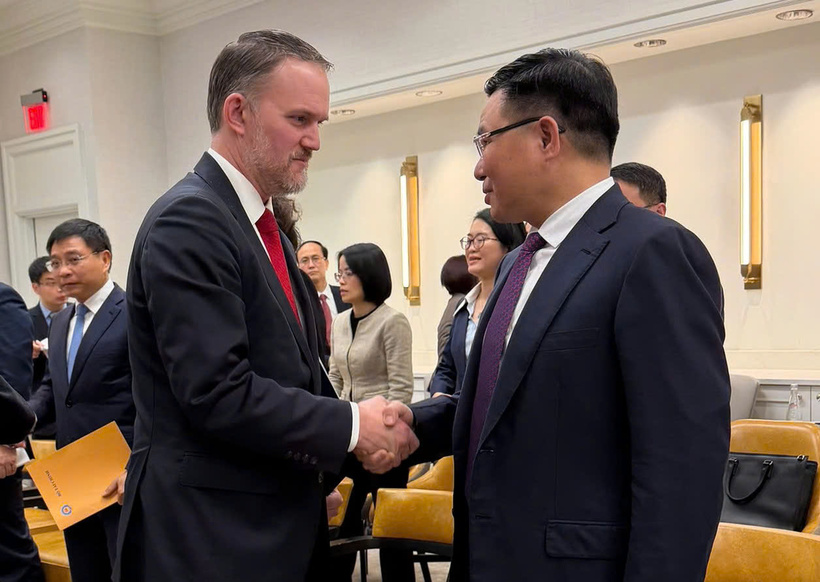 Acting Minister of Industry and Trade Le Manh Hung holds a brief exchange with US Trade Representative Jamieson Greer.